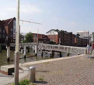 Fußgänger-Klappbrücke über den Binnenhafen