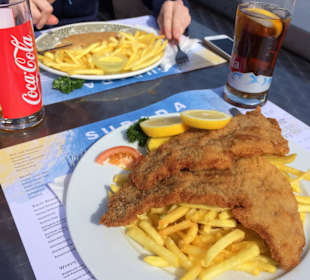 Paniertes Schnitzel mit Pommes