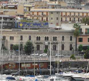 Blick vom Meer aus auf die Frontseite