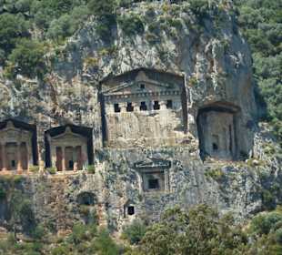 Starożytne grobowce w skale podczas wycieczki