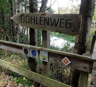 Wegweiser zum rekonstruierten Bohlenweg