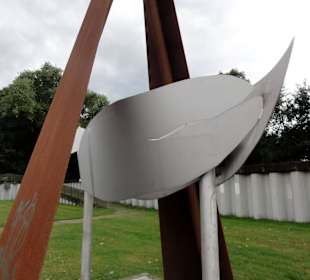 Die Skulptur Sehnsuchtswesen an der Weser