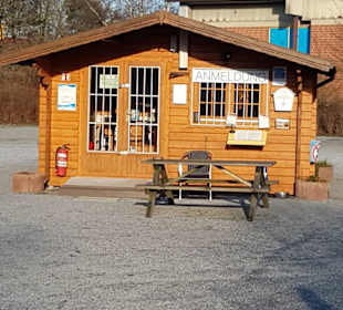 Anmeldehäuschen mit Brötchendienst