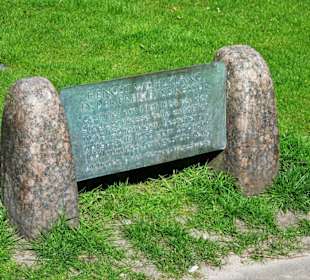 Infoschild am Denkmal für Hengst Wohlklang