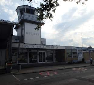Außenansicht des Terminals mit Tower