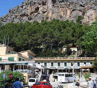 Der 1. Bus kommt an am Hafen von Sa Calobra