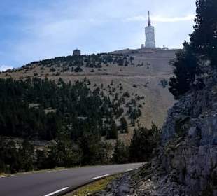 Erster Blick von Malaucène auf den Gipfel