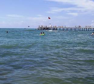 Klares blaues Wasser