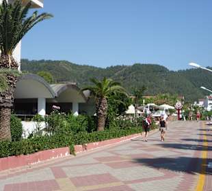 Promenade vor dem Hotel