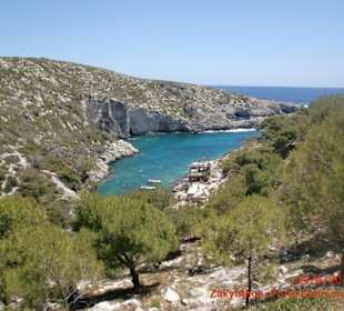 Blick von den Klippen über die Bucht von Porto Lim