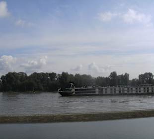 Kreuzfahrtschiff im Ausblick