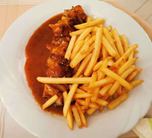Schaschlik mit Pommes