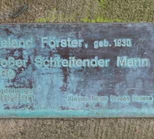 Die Bronzeplastik Großer Schreitender Mann