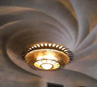 Lampadario di una stanza di casa Batlo di Gaudì