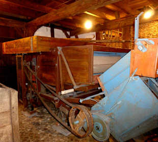 EIn historischer Mähdrescher