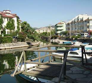 Alte Fischerboote im Flusshafen