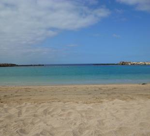 Feiner Sand, blauweißer Himmel