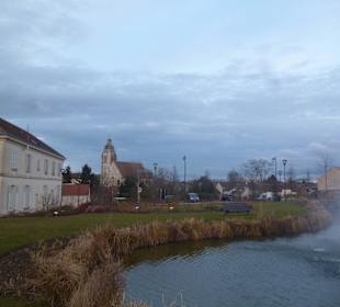 Kościół górujący nad miasteczkiem