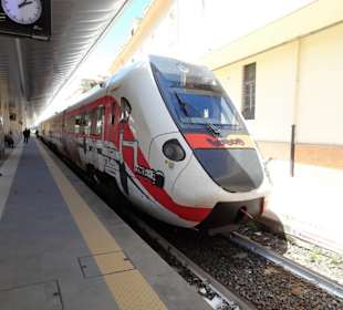 An den Gleisen des Bahnhof Cagliari