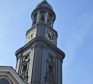 Der Turm der Kirche St. Michaelis