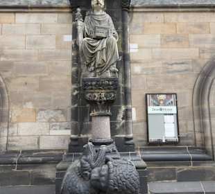 Figuren an den Domtreppen