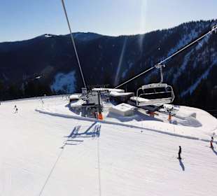 Pisten und Lifte im Skigebiet von Leogang