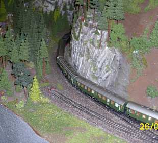 Zug durch Tunnel
