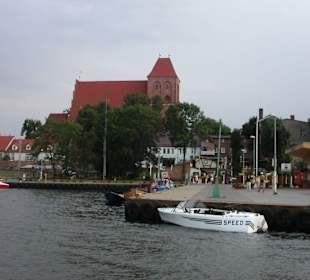 Blick vom Hafen auf die Kirche
