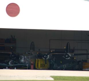 Hangar gegenüber (per Tram-Tour erreichbar)