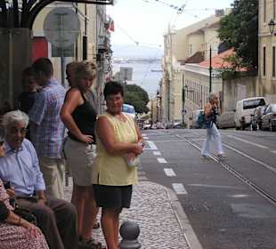 Wir warten auf die Straßenbahn