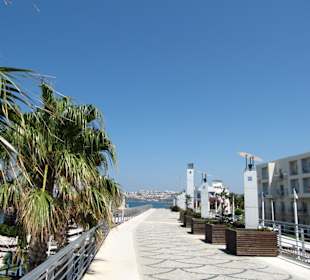 Spacer po promenadzie