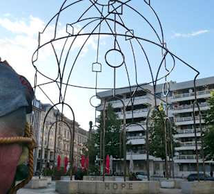 Die Stahl- und Lichtinstallation Memorias Urbanas