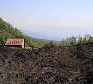 Ein Haus an der die Lava stoppte