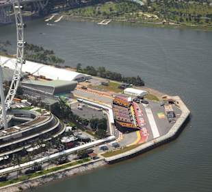 Ausblick vom Skypark in 191m Höhe, F1-Strecke