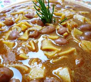 Bohnen und Nudeln; sonst nicht keine Gewüze kein G