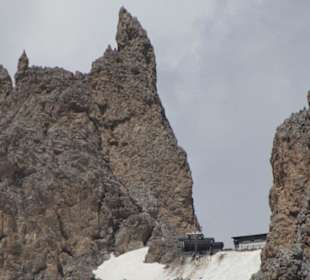Toni-Demetz-Hütte in der Langkofelscharte
