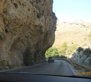 Die Strasse neben der Schlucht