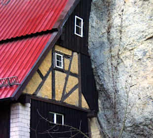 An den Felsen genau gebaut