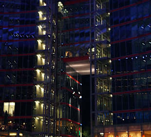 17. Sony Center in der Nacht