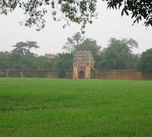 Große Rasenflächen und ein schöner Durchgang.