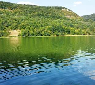 Oben die Felsen und KZ-Stollen