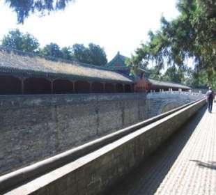 Mauergraben um die Anlage des Fastentempels