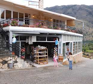 Kournas See Souvenvirshops