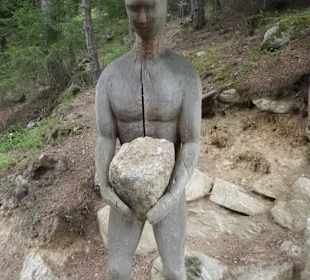 Begleitende Figuren auf dem Weg