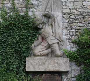 Gedenkstein in der Mauer