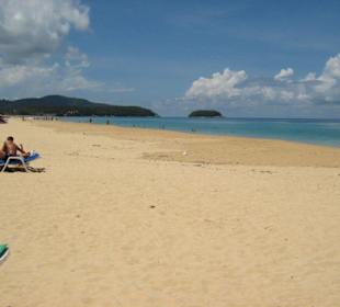 Karon Beach. Blickrichtung Süd zur Insel Pu