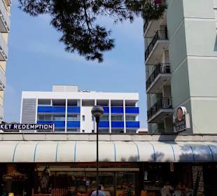 Neueres Gebäude in Bibi