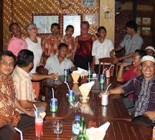 Das ganze Team vom Yessy bei einer lustigen Runde 