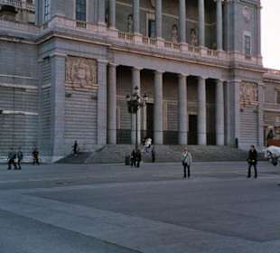 Vor der Katedrale zum Königspalast