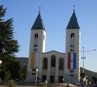 Frontansicht am Jahrestag der Erscheinungen